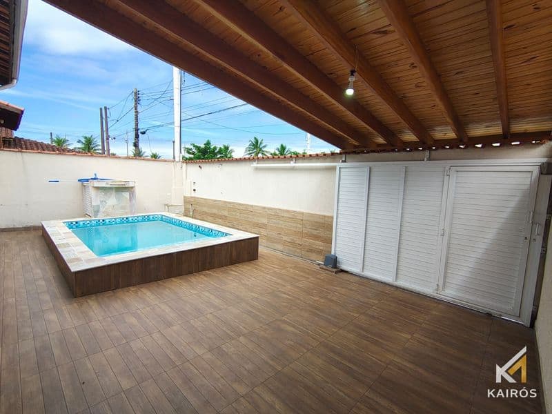 Casa com Piscina, 4 Dormitórios e 4 Vagas a 50 m da Praia | Jardim Imperador